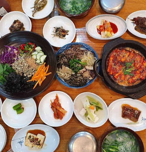상쾌한 맛과 건강을 느낄 수 있는 '쉬어가기좋은날식당'의 산채더덕구이정식
